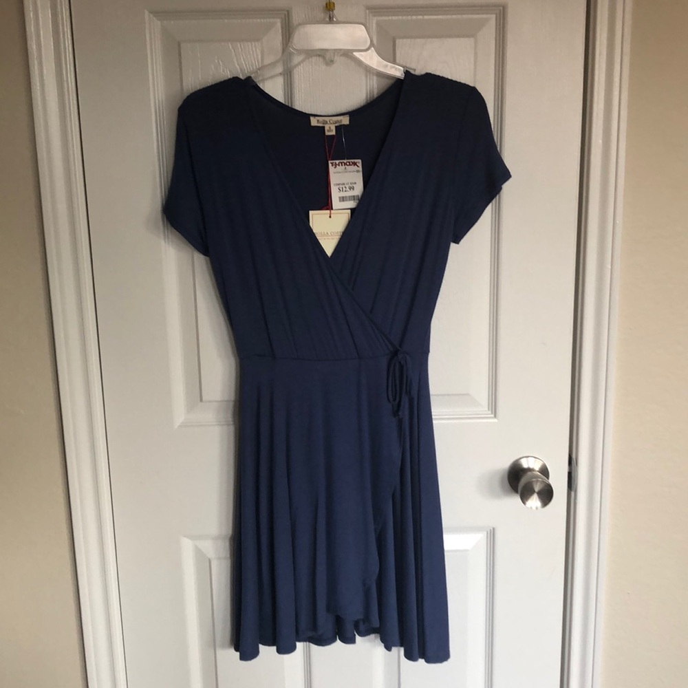 V-neck shirt sleeve dress